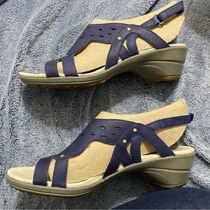 Merrell sandal with heel - New in box